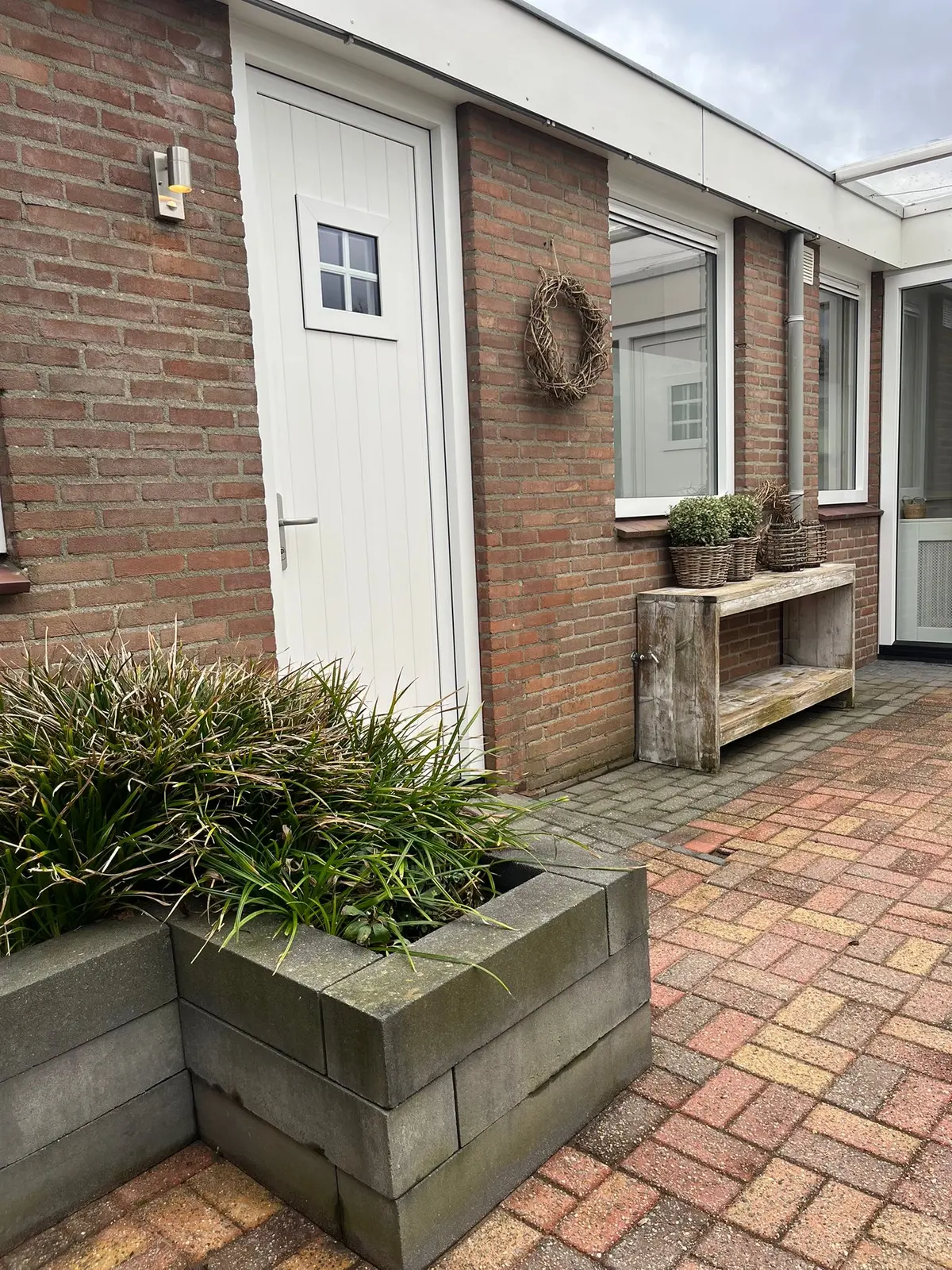 Eigen entree en terras van B&B Bij Kaatje Thuis in Emmen