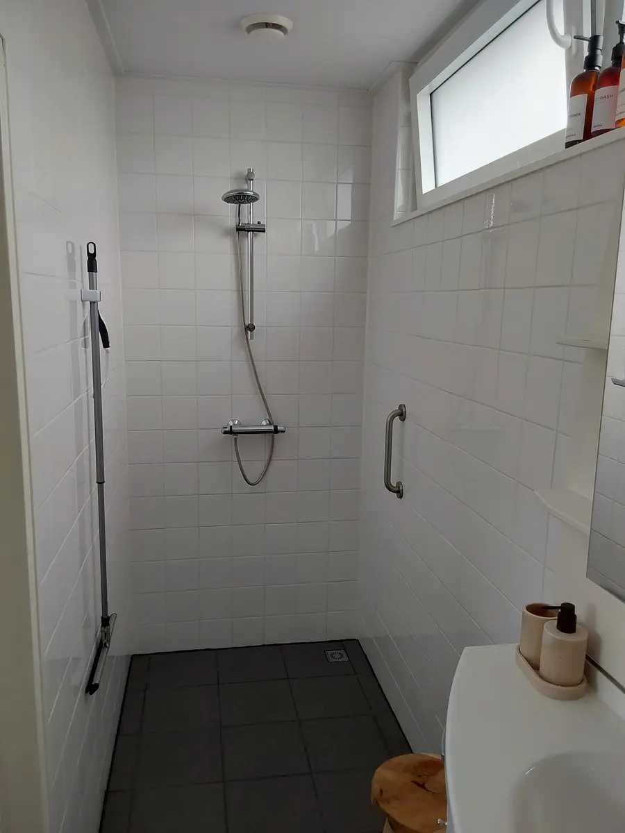 Ruime inloopdouche in de privébadkamer van Bij Kaatje Thuis