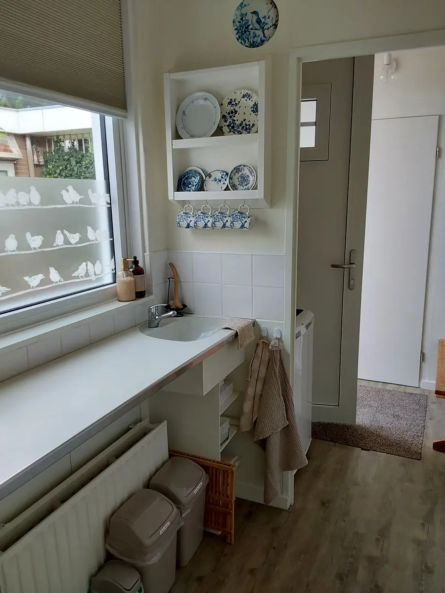 Keuken met servies en eigen voorzieningen bij Bij Kaatje Thuis
