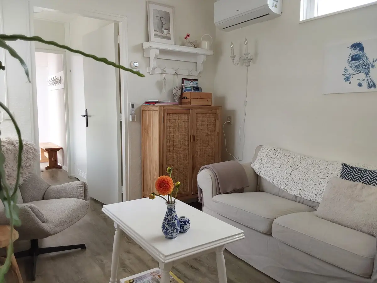 Lichte woonkamer van B&B Bij Kaatje Thuis in Emmen