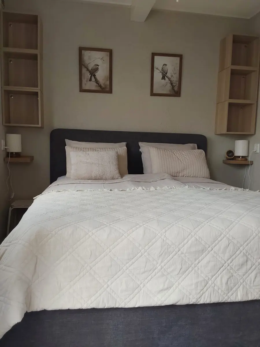 Tweepersoonsbed in de slaapkamer van Bij Kaatje Thuis